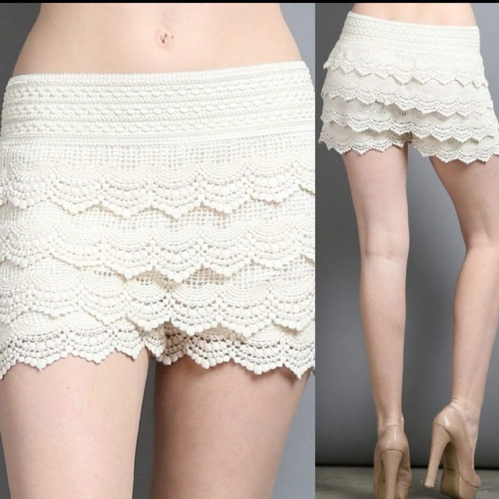 A BEIGE LACE AND CROCHET SHORTS - Picture 2 of 2